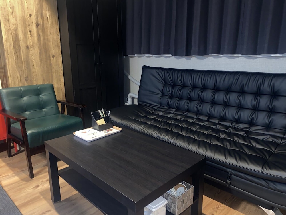 デラックススタジオワイド (SALOON) 禁煙 リビング エリア1 | HOTEL ffosaka.com