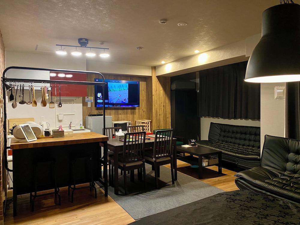 デラックススタジオワイド (SALOON) 禁煙 客室内のダイニングエリア1 | HOTEL ffosaka.com