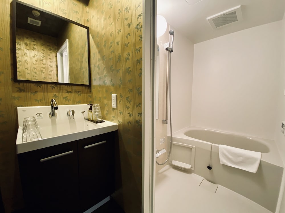 デラックススタジオワイド (SALOON) 禁煙 バスルーム0 | HOTEL ffosaka.com