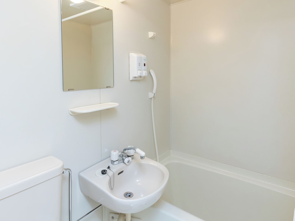 [禁煙] ツインルーム バスルーム2 | OYOホテル ハチのお宿 ぬまだてハイツ 秋田