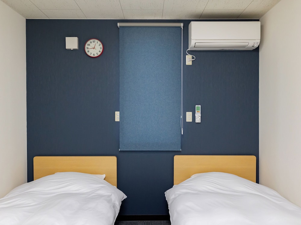 [禁煙] ツインルーム 客室3 | OYOホテル ハチのお宿 ぬまだてハイツ 秋田