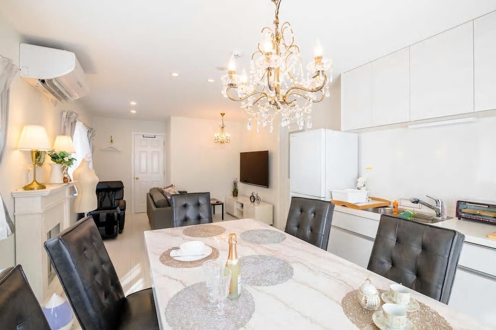 一棟貸し ヴィラ 客室内のダイニングエリア0 | ヴィラハナサク富士御殿場アウトレット