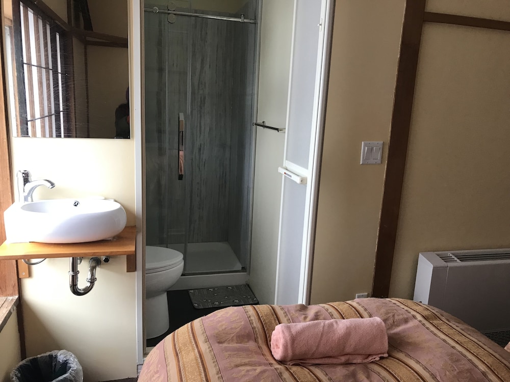Room #10 バスルームのシンク0 | Hakuba West Coast Inn Villa
