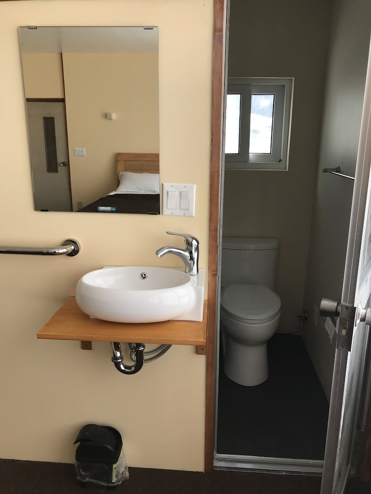 Room #9 バスルームのシンク0 | Hakuba West Coast Inn Villa