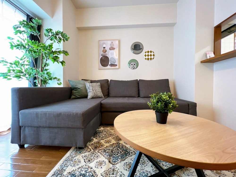 3ベッドルームアパートメント バルコニー付き 404号室 客室1 | おうちホテル段原