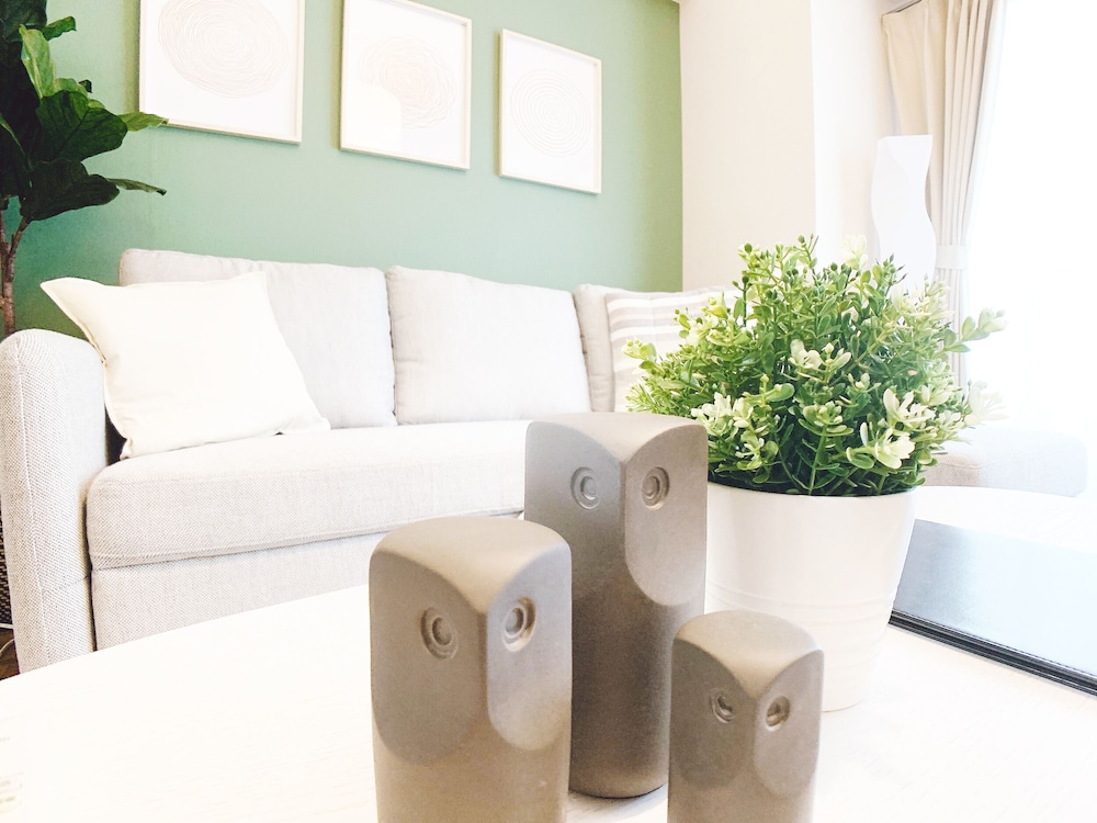 3ベッドルームアパートメント バルコニー付き 303号室 リビング エリア3 | おうちホテル段原