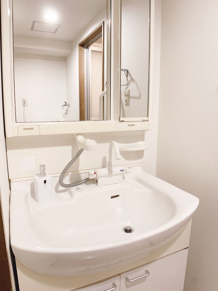 3ベッドルームアパートメント バルコニー付き 303号室 バスルーム1 | おうちホテル段原