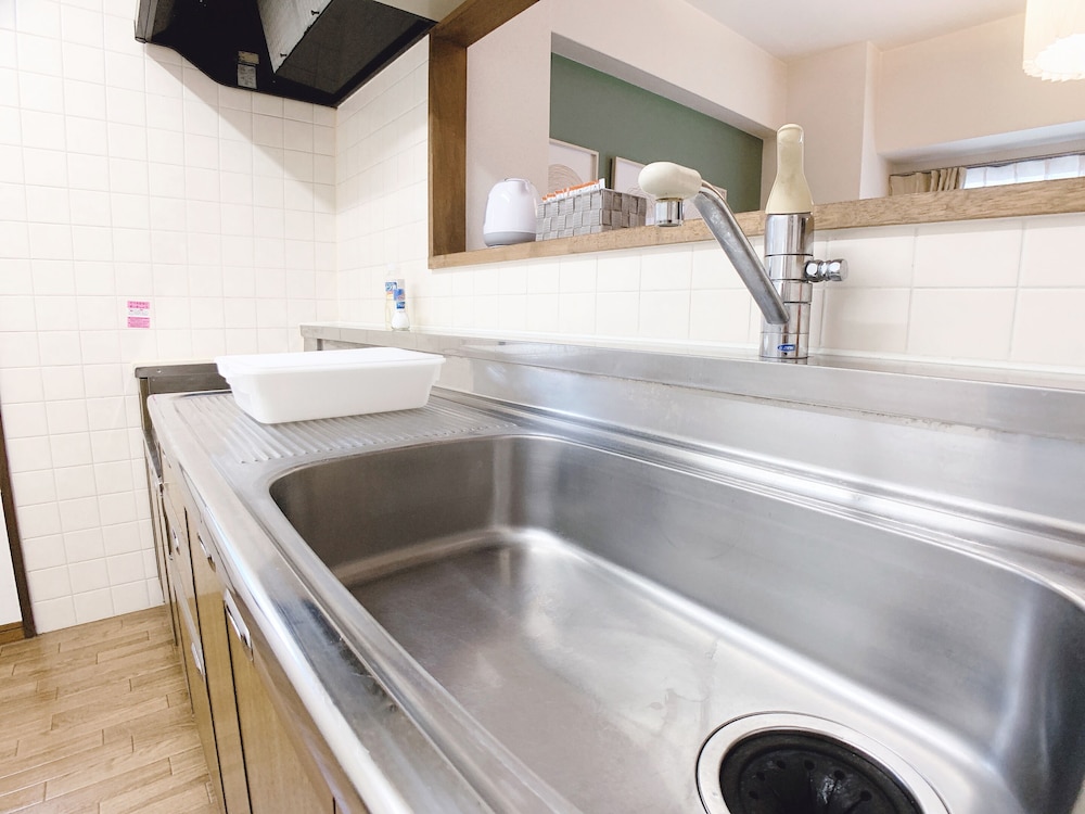 3ベッドルームアパートメント バルコニー付き 303号室 専用キッチン0 | おうちホテル段原