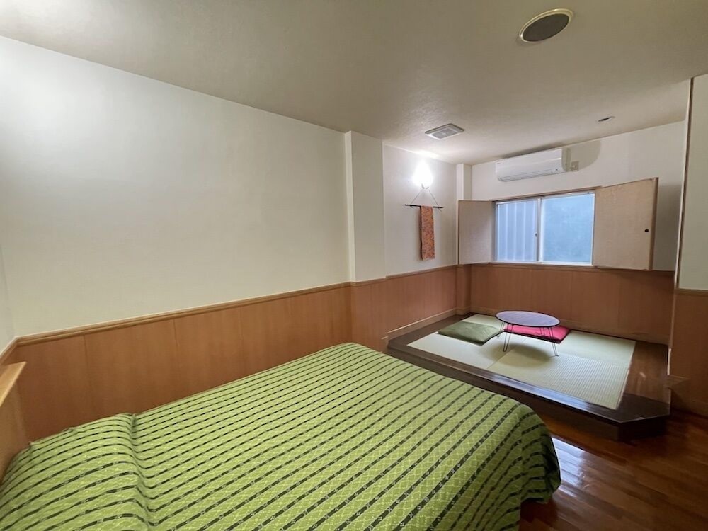 和洋室 (C type) 客室1 | HOTEL 紅 - BIN -
