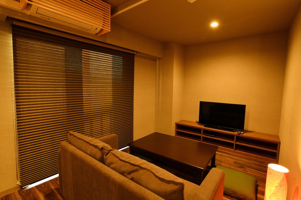 デラックス ツインルーム バルコニー リビング エリア0 | ホテル伊万里相生橋別邸