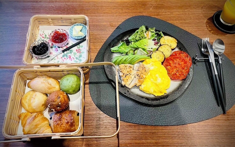 半月 客室内のダイニングエリア1 | 石塀小路夢庵