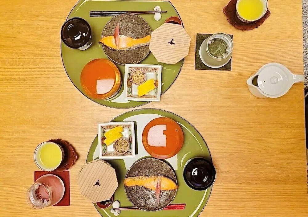 半月 客室内のダイニングエリア0 | 石塀小路夢庵