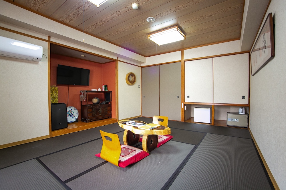 和室スタンダード (ファミリールーム) 25 客室1 | 和モダン温泉館 湯布院あかりの宿