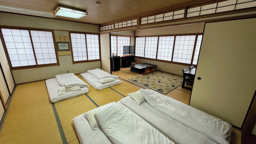 ゆふ - 和室ファミリールーム·トイレ付き·浴室なし 禁煙 | 和モダン温泉館 湯布院あかりの宿