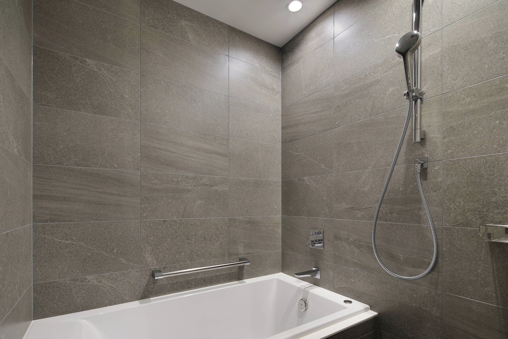 スーペリア ルーム シングルベッド 2 台 禁煙 バスルーム1 | AC ホテル・バイ・マリオット東京銀座