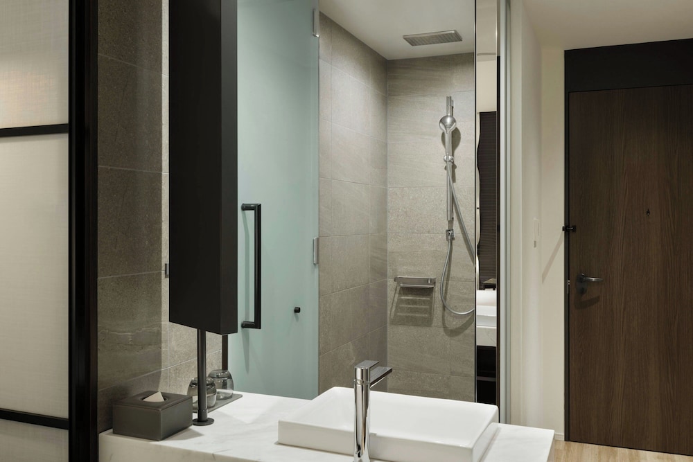 スタンダード ルーム シングルベッド 2 台 禁煙 バスルーム2 | AC ホテル・バイ・マリオット東京銀座