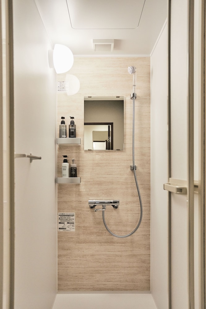 ツインルーム バスルームのシャワー0 | HOTEL THE ROCK