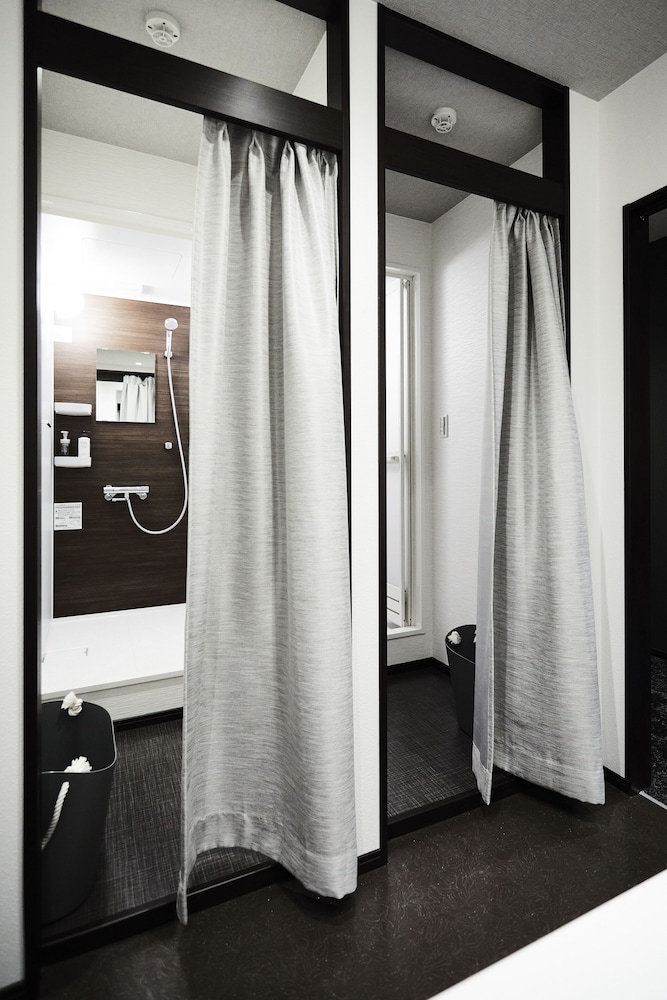 ツインルーム バスルームのシャワー1 | HOTEL THE ROCK