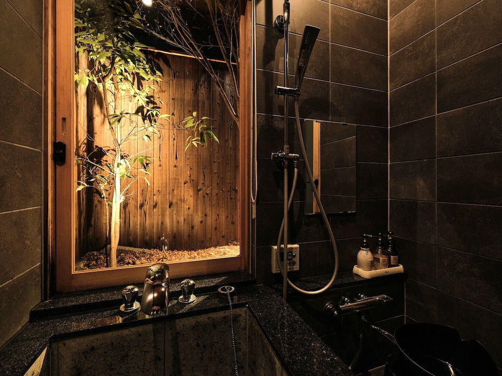 京町家一棟貸し バスルーム2 | 紡 八条源町