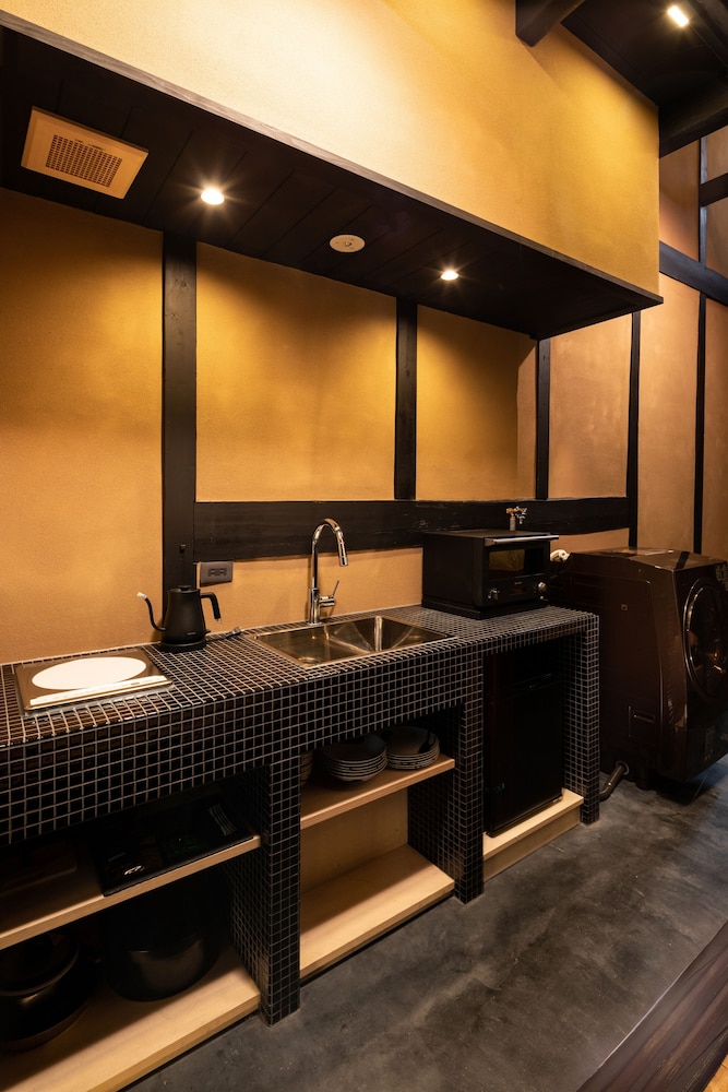京町家一棟貸し 専用キッチン1 | 紡 八条源町