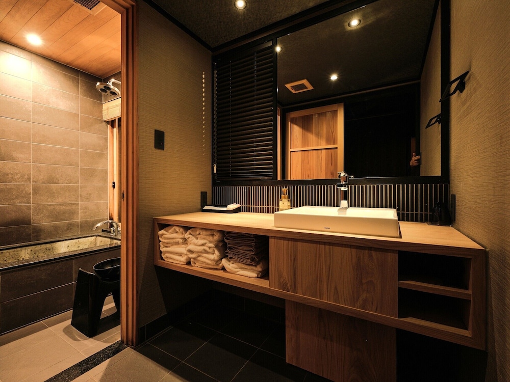 京町家一棟貸し バスルーム3 | 紡 八条源町