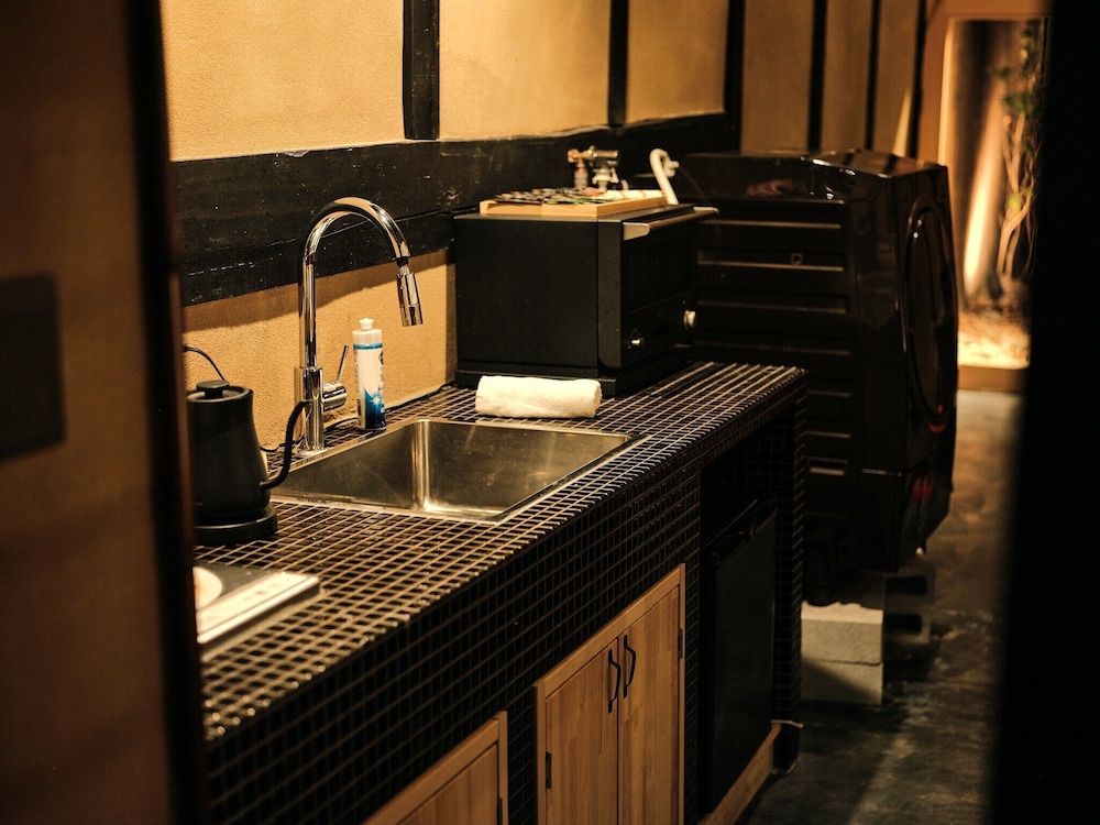 京町家一棟貸し 専用キッチン2 | 紡 八条源町