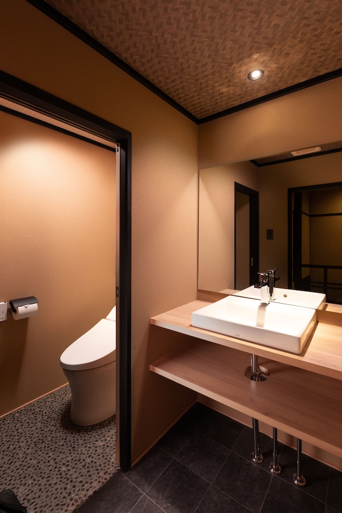 京町家一棟貸し バスルーム0 | 紡 八条源町