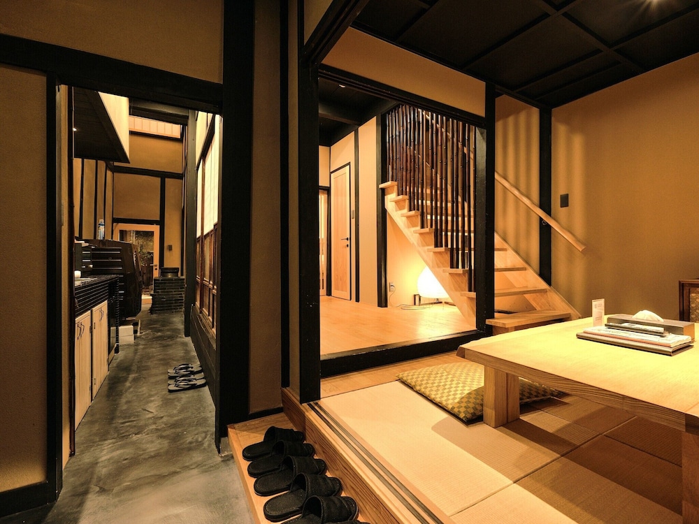 京町家一棟貸し リビング エリア4 | 紡 八条源町