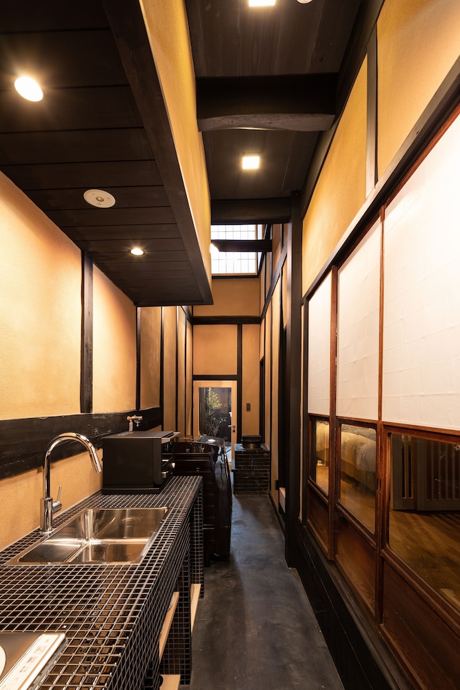 京町家一棟貸し 専用キッチン0 | 紡 八条源町