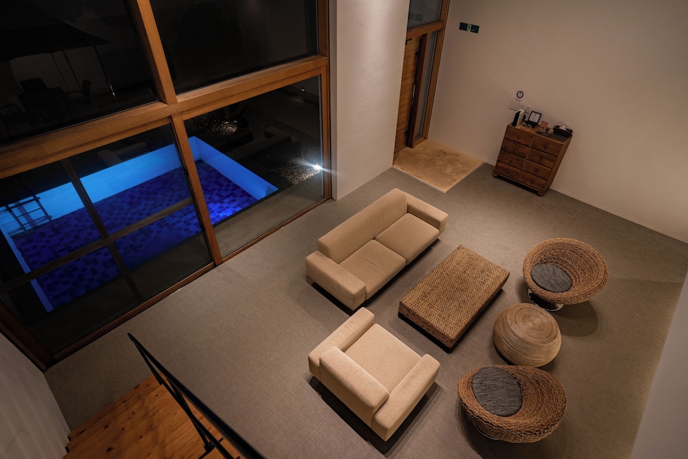 ラグジュアリー ヴィラ 1 ベッドルーム プライベートプール プールビュー リビング エリア1 | Secret Villas by Relapool