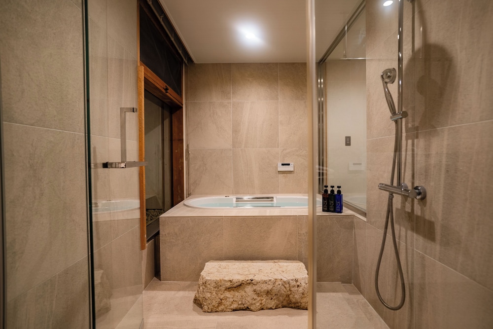 ラグジュアリー ヴィラ 1 ベッドルーム プライベートプール プールビュー バスルーム1 | Secret Villas by Relapool