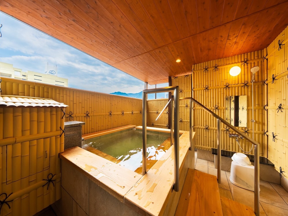 半露天風呂付き、特別室(洋室)［70㎡］ 客室3 | ホテル三泉閣