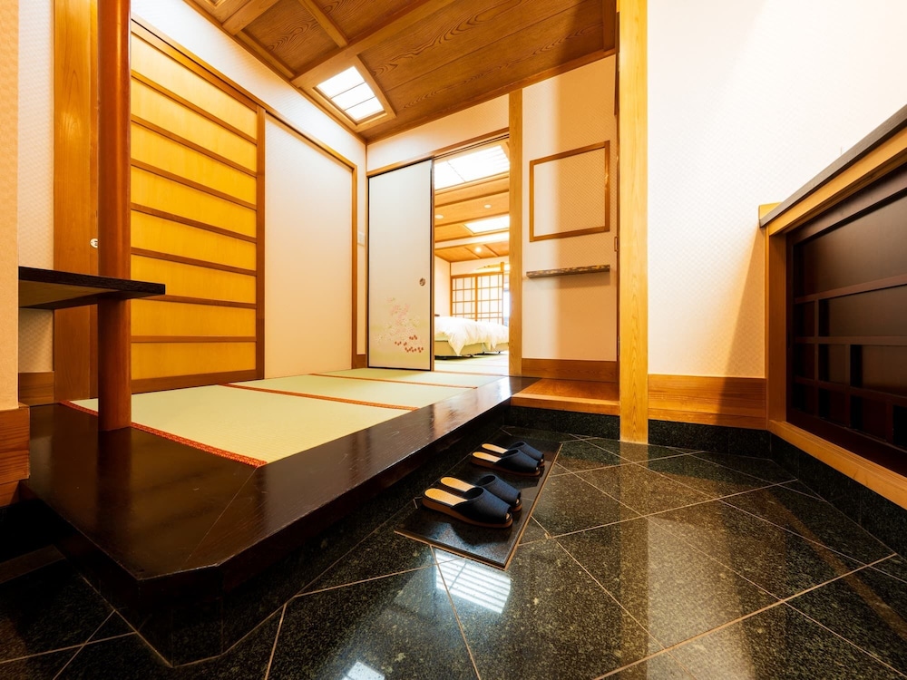 半露天風呂付き、和モダン特別室［70㎡］ 客室2 | ホテル三泉閣