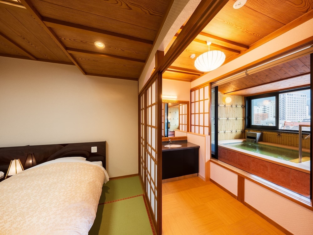 半露天風呂付き、和モダン特別室［70㎡］ 客室1 | ホテル三泉閣