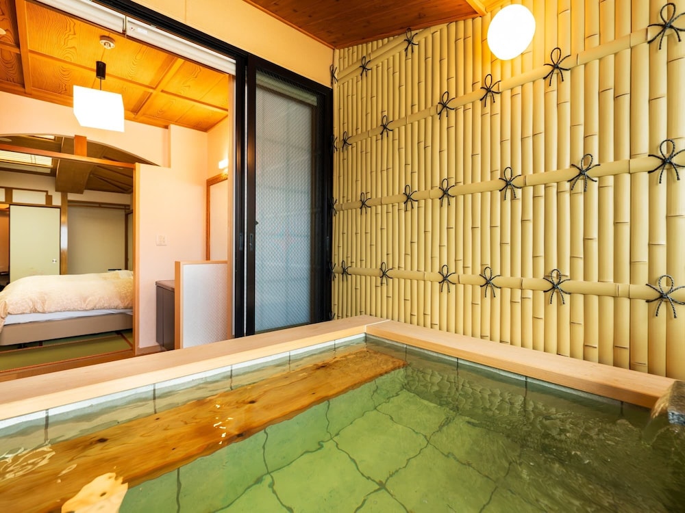 半露天風呂付き、和モダン特別室［70㎡］ 客室9 | ホテル三泉閣