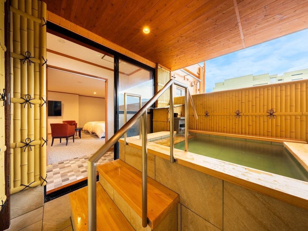 半露天風呂付き、特別室(洋室)［70㎡］ 客室2 | ホテル三泉閣