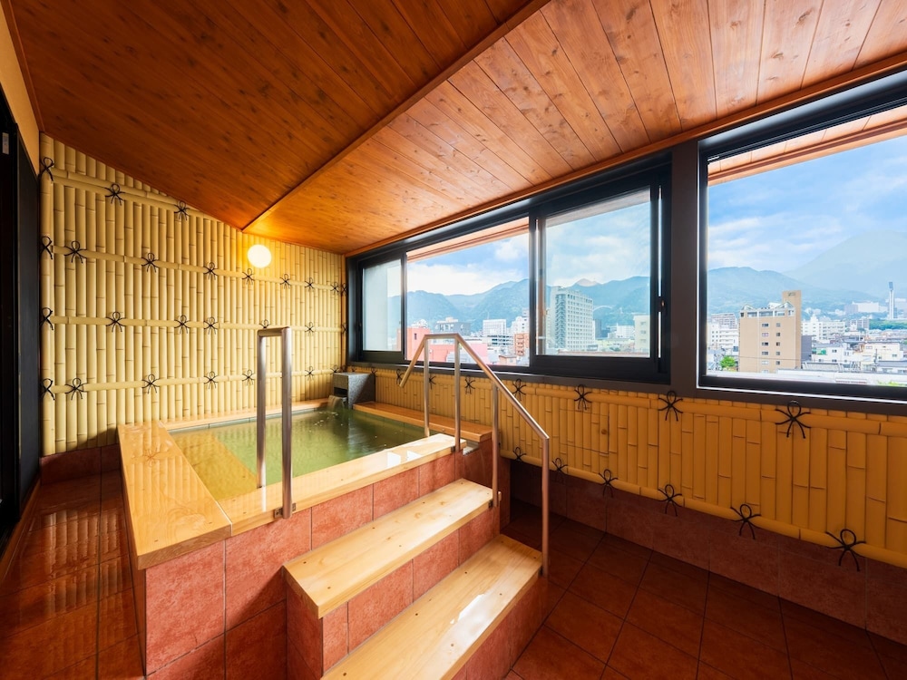 半露天風呂付き、和モダン特別室［70㎡］ 客室10 | ホテル三泉閣