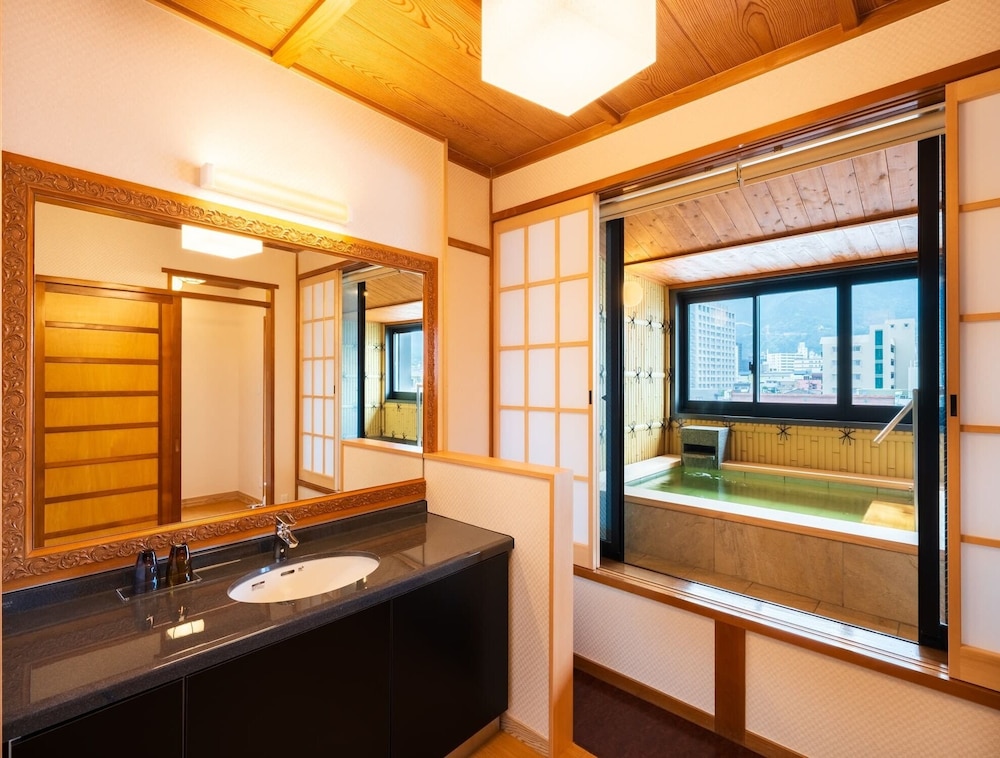 半露天風呂付き、和モダン特別室［70㎡］ 客室8 | ホテル三泉閣