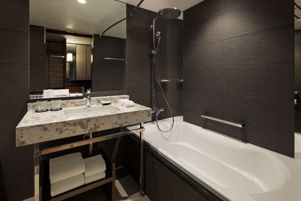 ルーム キングベッド 1 台 コーナー バスルーム2 | ハイアットリージェンシー 横浜