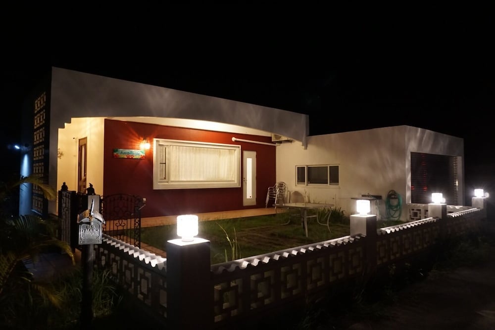 施設の正面 (日没後)1 | Aqua House 施設の正面 (日没後)1 | Aqua House