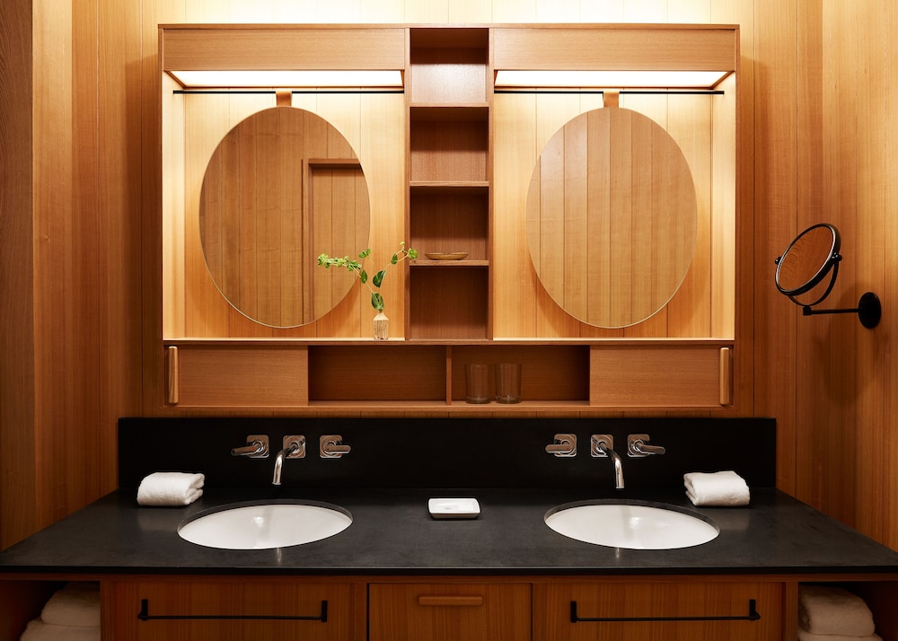 ヒストリックツイン 禁煙 (定員: 大人2名・添寝12歳以下2名) バスルームのシンク0 | エースホテル京都