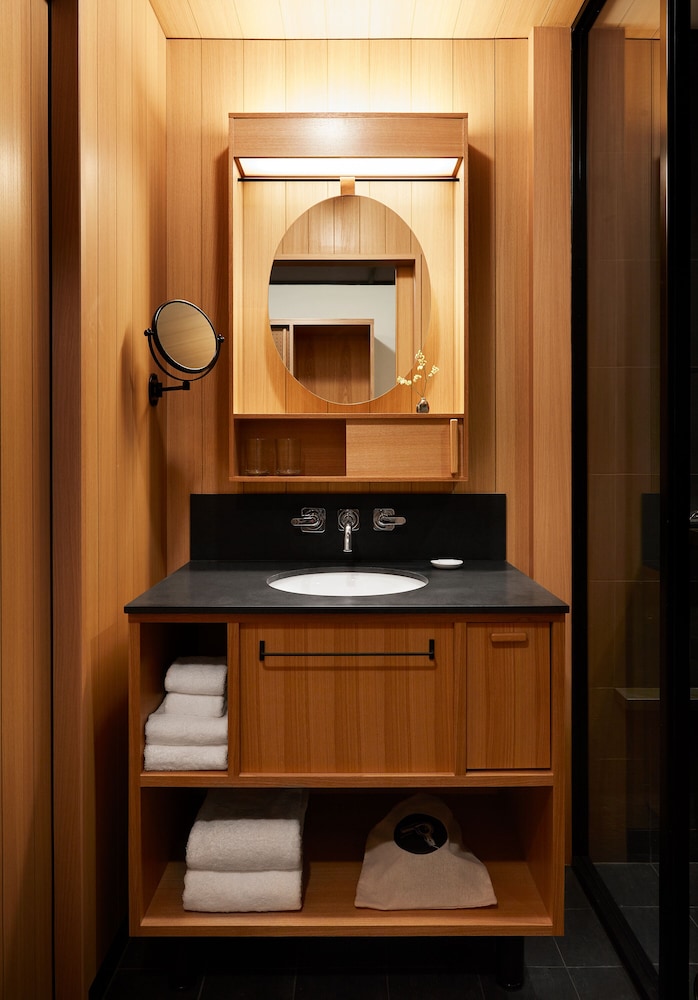 スタンダードキング 禁煙(定員: 大人2名・添寝12歳以下1名) バスルームのシンク0 | エースホテル京都