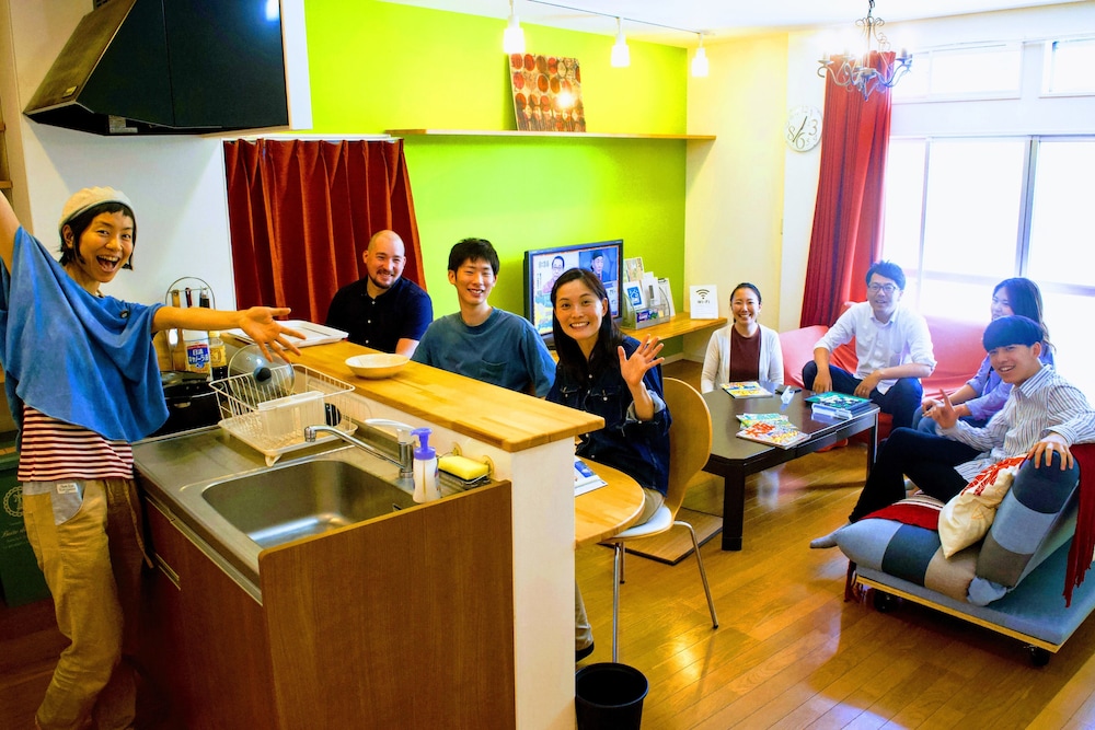 最大12人部屋 禁煙 リビング エリア2 | ルルル あたご館