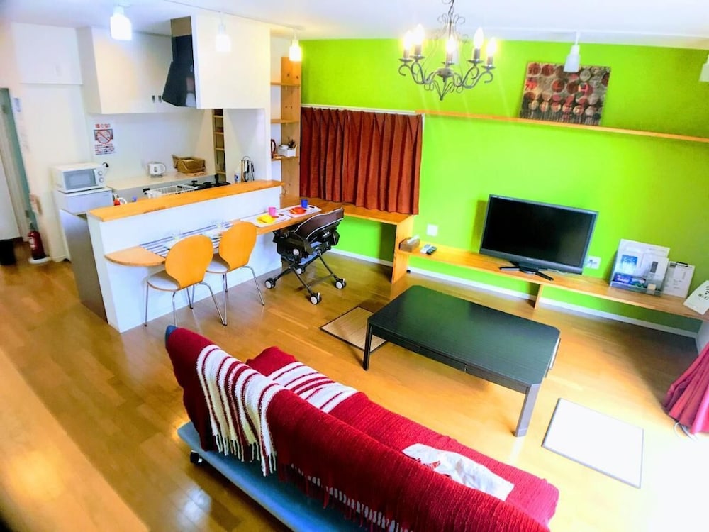 最大12人部屋 禁煙 リビング エリア3 | ルルル あたご館