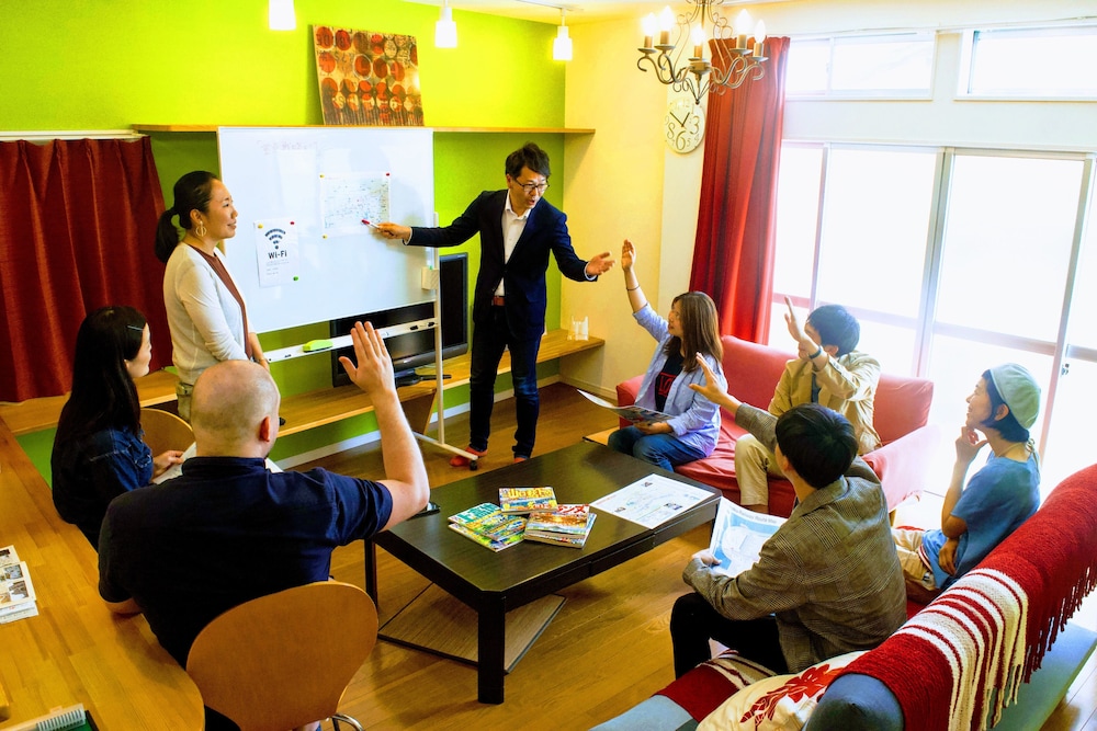 最大12人部屋 禁煙 リビング エリア1 | ルルル あたご館