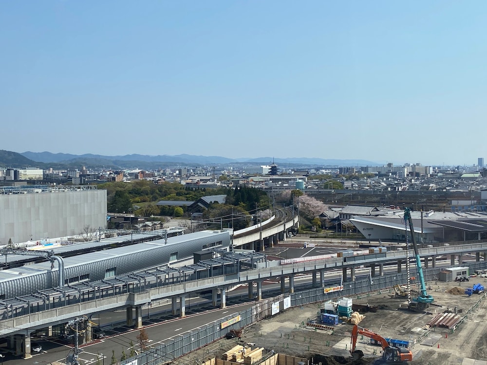 デラックス トリプルルーム 43㎡ 禁煙 シティビュー シティ ビュー1 | ホテル エミオン 京都