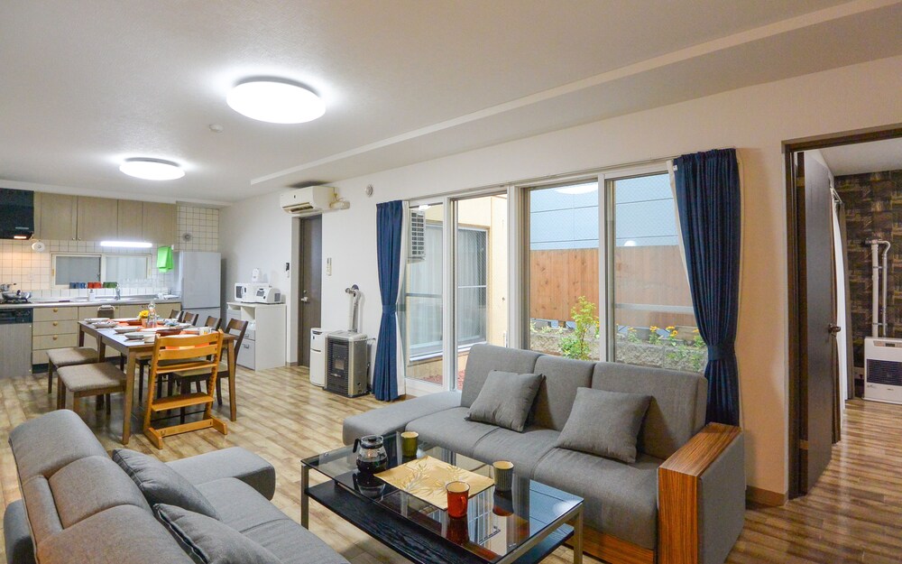 デラックス アパートメント (8名用) リビングルーム0 | KIYAZA HOME 札幌