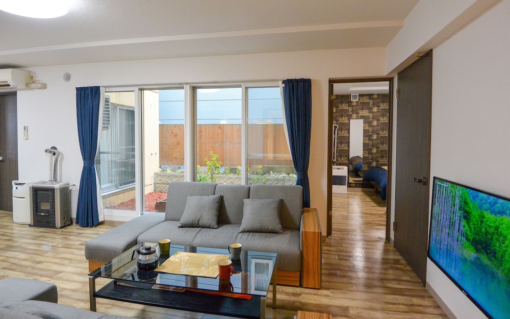 デラックス アパートメント (8名用) リビングルーム1 | KIYAZA HOME 札幌