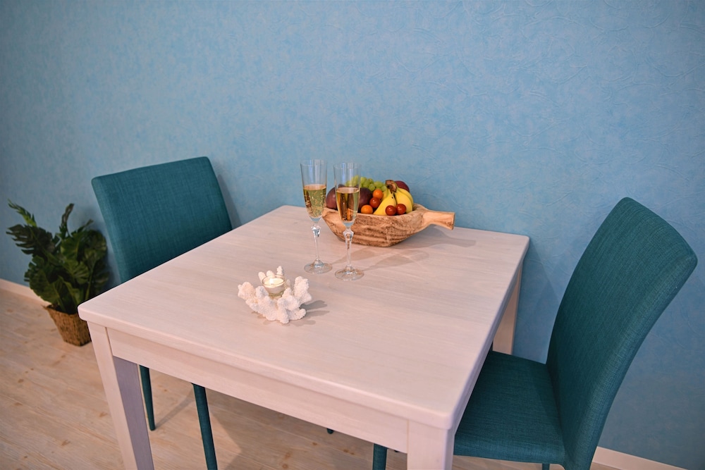 ツインルーム エキストラベッド付 客室内のダイニングエリア0 | パインヒルズホテル 宮古島