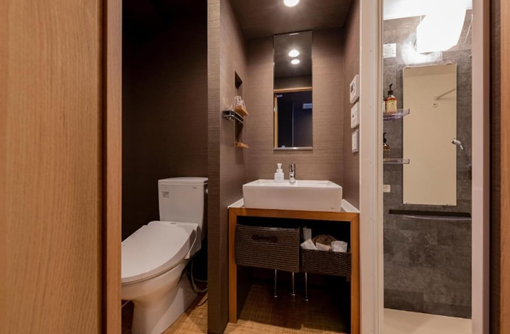 エコノミー ツインルーム バスルームの設備2 | Stay SAKURA Tokyo 浅草 江戸乃舞
